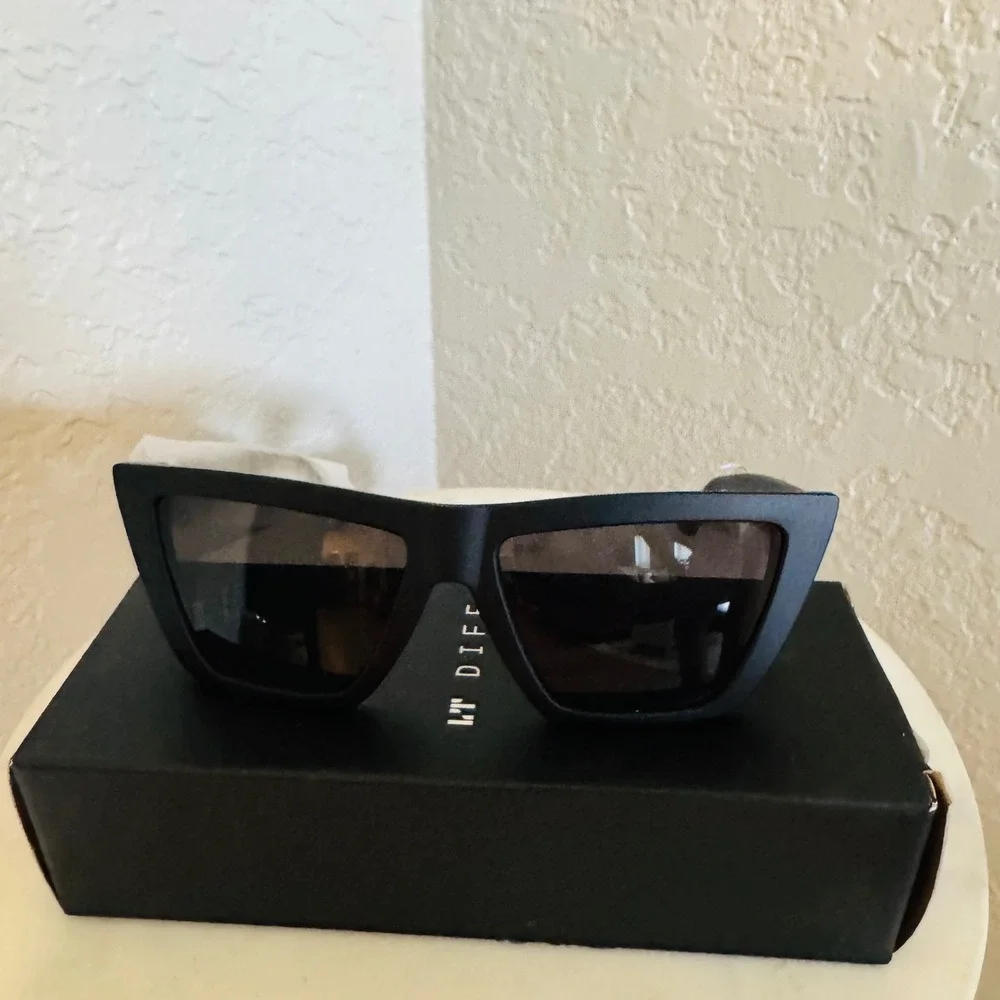 DIFF Eyewear Vinona Sunglasses, 100% UV protection, Black, Retro‎ Chic, NWT